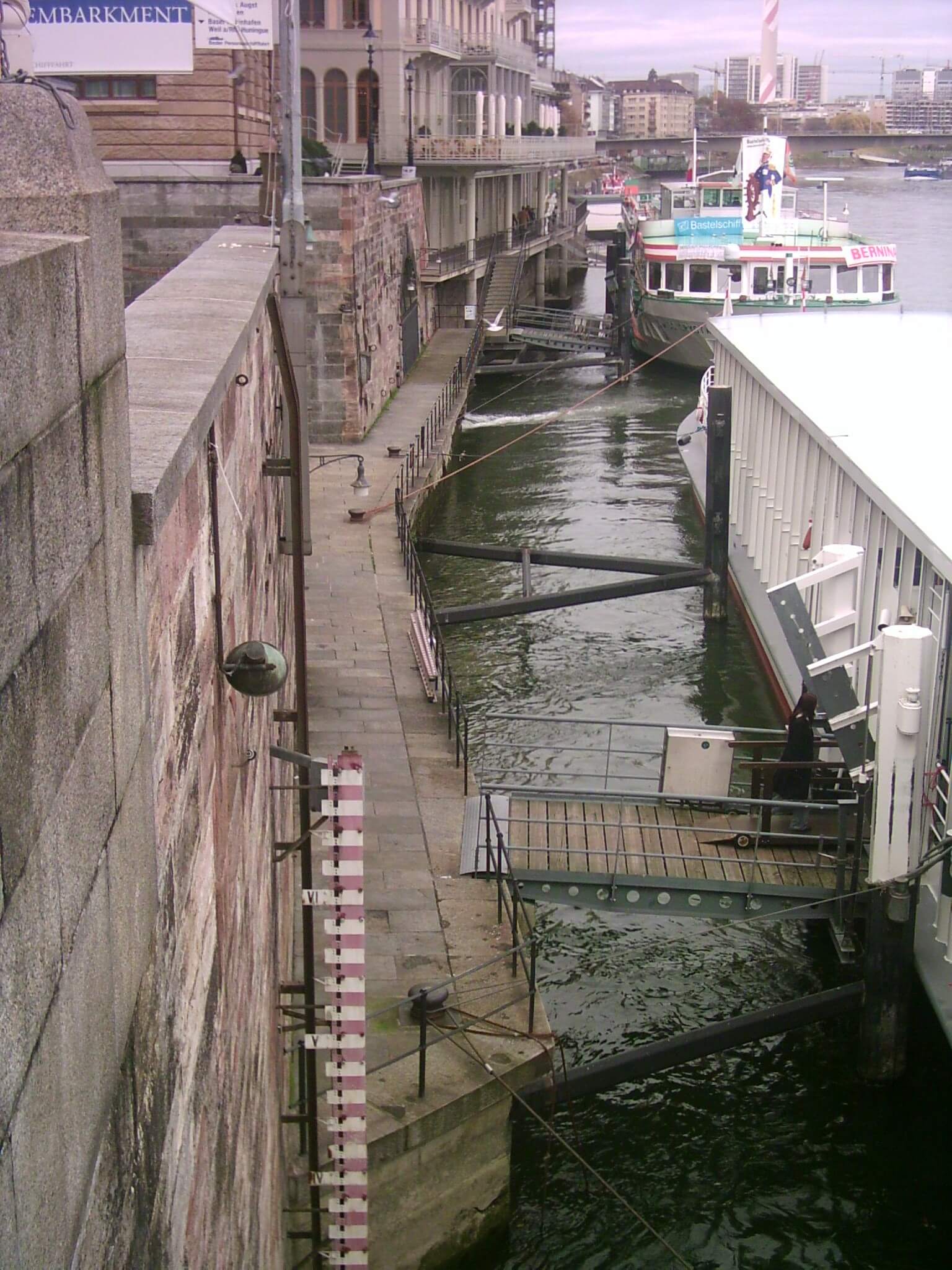 Der Rheinpegel an der Schifflände in Basel